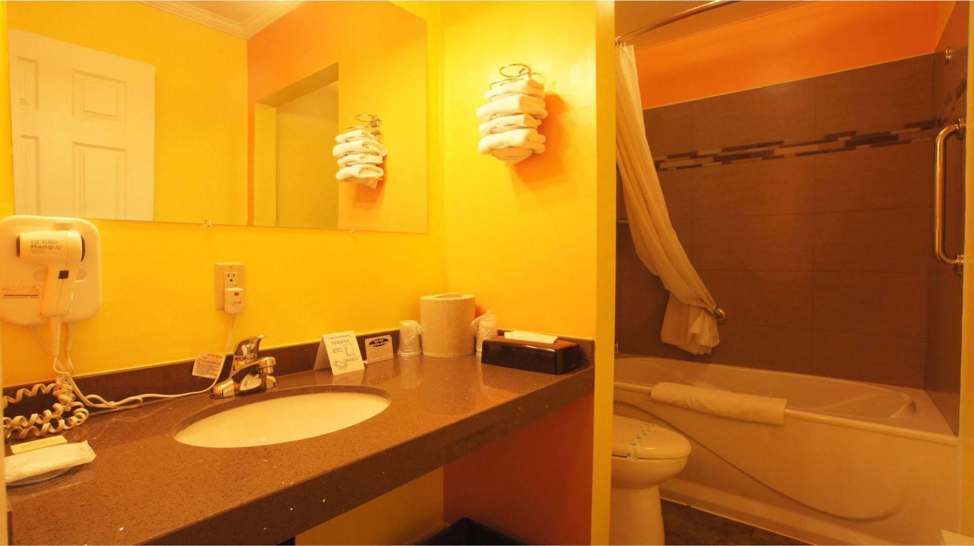Harmony Inn Ґодріч Екстер'єр фото